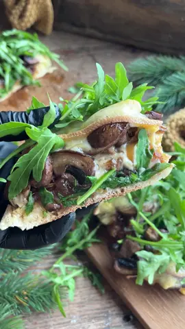 RACLETTE-BAGUETTE TEIL 1🧀🥖🍄🌱 Es ist wieder soweit, Raclettekäse ist bei uns eingezogen und ich hab uns erst mal diese köstlichen Baguettes gegönnt!!! Freunde, müsst ihr testen🥹 ZUTATEN  1 Knobiknolle (mit Olivenöl beträufelt und etwas Salz bestreut abgedeckt im Ofen bei 180 Grad Umluft etwa 20-25 min weich gebacken) 1 Aufbackbaguette 300 g Champions, gebraten +Salz/Pfeffer 1 große Zwiebel, gebraten,karamellisiert und mit Balsamico abgelöscht Etwa 6 Scheiben Raclettekäse Pfeffer Baguette bei 200 Grad Ober-Unterhitze etwa 20 min goldbraun gebacken Rukola on Top . Dazu schmeckt auch Balsamicocreme😍 . Zum reinlegen und drin wälzen🥹 . #raclette #racletteparty #raclettecheese #raclettetime #käse #cheese #käseliebe #cheeselover #pilze #mushrooms #mushroom #champignons #champignon #rucola #rukola #foodasmr #asmr #inspiration #weihnachten #christmas #silvester #tiktokfood #foryou #foryoupage #fyp #goviral 