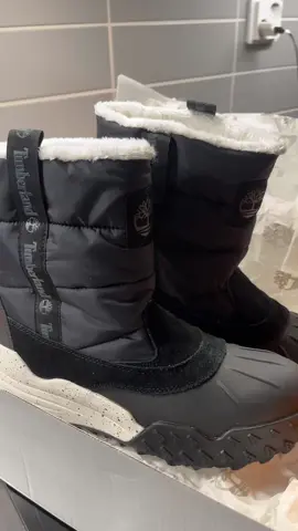 uudet popot🫶🏼❄️  käytännölliset ja hyvä pohja on mun kaks tärkeintä kriteeriä nykyään, vähän eri oli esim. 5v sit🤣  #unboxing #talvikengät #timberland #zalando #käytännöllinen 