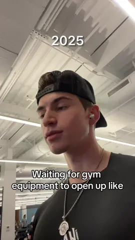 Please move your buisness meeting call off of the only leg extension machine 🙄 #GymTok #agetrend #gymrat 