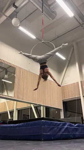 I got the opportunity to try out aerial hoop for the first time and I absolutely fell in love with it!🩵 #aerial #aerialhoop #aerialhooptraining #airacrobatic #Fitness #aerialskills 