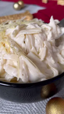 SPAGHETTI BLANCO CREMOSO 🍝 . Si me preguntas, este platillo representa la navidad para mi MÁS que cualquier otro! Lo amo! Necesitas: . 🍝1 taza de crema ácida 🍝1 barra de queso crema 🍝1/2 taza de queso manchego rallado 🍝chorrito de leche 🍝300 gr de pasta cocida . Licua todos los ingredientes (excepto la pasta) y sazona con sal. Vierte la mezcla en un sartén caliente con mantequilla y aceite de oliva. Apaga el fuego y agrega la pasta cocida. Revuelve con cuidado y está lista para servir. Acompaña con queso parmesano rallado y perejil y disfruta. . #pasta #pastacremosa #spaguettiblanco #spaguettinavideño #cenanavideña #quesocrema #navidad #recetasnavidad #posadas #recetasrapidas #themunchertips 
