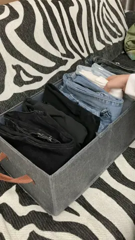 #clothesstorage it’s really not a bad deal for such a sturdy box for such a cheap price😂😂 #Spotlight #blackfriday  #Tiktokmakemebuyit #foryou #uk #BlackFridayEarlyDeals #homehacks #organised 
