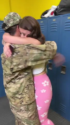 Military Dad surprises daughter at school 😢❤#drama#militaryhomecoming#militaryreunion#feelgood#heartwarming#familyThis original video was produced by Hendersondramaclubnm, Hendersondramaclub and Jibrizy