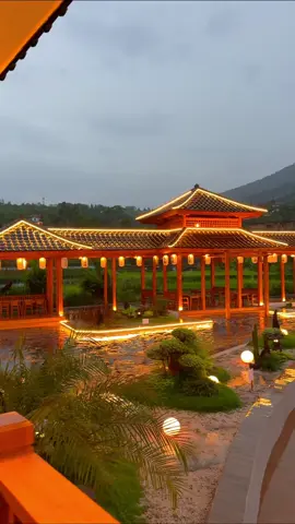 Bogor rasa Jepang check! Yang baru lagi di Bogor nih, suasananya syahdu mendayu-dayu! Vibesnya juga Jepang banget ga sih?!   📍Aki Keo-en Cafe & Villa Rate start 1.500.000’an Pesen di tiket.com pake kode promo : BOCAN500K BOCANSTAY buat dapetin diskon up to 500ribu!