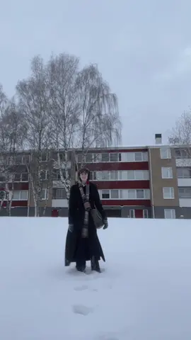 My pants are now full with snow  #fyp #OOTD #snow #darkacademia #maruders #maruaders 