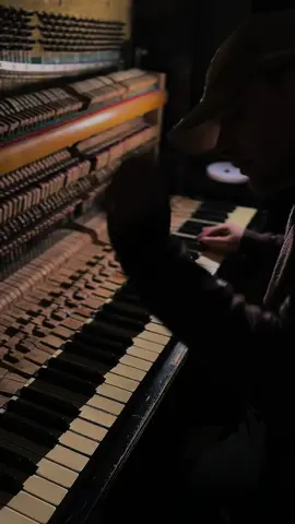 O kadar güzel gülüyordu ki; sevmesem ziyan olacaktı. #roya #röya #bahar #fypシ #keşfet #pianoforte 