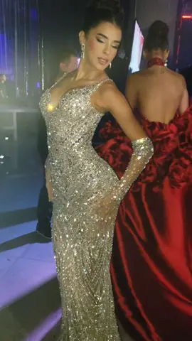 Emulando el glamour de las divas hollywoodenses de los años 50, se nos presenta en la pasarela del Miss Venezuela la hermosa respresentante del estado Anzoátegui con esta deslumbrante creación del reconocido diseñador Edgar Alfaro, quién recreo una delicada columna corte sirena donde se han dispuesto más de 15 mil cristales plata en diferentes tamaños y formatos logrando un impactante efecto visual al mejor estilo de un lujoso y barroco chandelier. #trajesdegala #plateado #vestidos #dress #moda #cristales 
