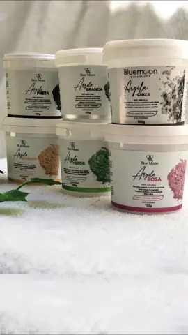 ✨ 𝐴𝑟𝑔𝑖𝑙𝑎𝑠 𝐶𝑜𝑙𝑜𝑟𝑖𝑑𝑎𝑠✨ A Blue Moon possui variedade de argilas todas elas com inúmeros benefícios e no vídeo falei de alguns principais: Argila Preta: Tem ação anti-inflamatória e facilita a circulação sanguínea sendo eficaz no controle de acnes. Argila Verde: Tem ação clareadora, adstringente e purificadora  Argila Dourada: Estimula a produção de colágeno da pele devolvendo elasticidade e vitalidade  Argila Branca: Ajuda eliminar manchas causadas na pele  Argila Cinza: Ajuda equilibrar a oleosidade da pele prevenindo e livrando o rosto de cravos e espinhas  Argila Rosa: Controla a oleosidade e é indicada também para peles sensíveis  Todas são 100% natural e livre de testes em animais. Você também pode encontrar em @mix makeup oficial  #argilas 