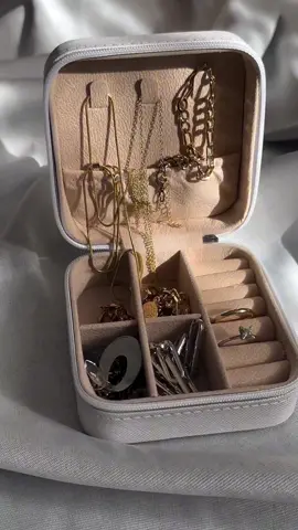 There's nothing worse than tangled jewelry, right? We're obsessed with how @sekoyablog keeps her travel bling in check with this cute mini portable jewelry box! 💍 ITEM #: 3256805400116010
