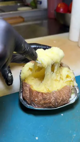 Adana kumpircisi 🙋‍♂️ Küçük Esnaf / #Adana 📍 #Reklam Benim kumpiri ne kadar sevdiğimi herkes biliyordur zaten. Favori mekanlarımdan küçük Esnaftayım buranın tüm ürünleri ayrı güzel ama ben kumpir hastasıyım. Bu mekanı not alıp deneyin derim. Konum: Turgut Özal bulvarı hayal kahvesi karşısı 📍 #SokakLezzetleri #NeYesekYaa #Food #Kumpir