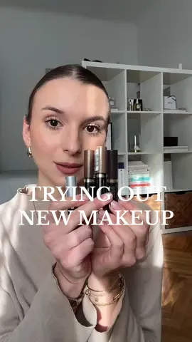 Isprobavamo danas zajedno novu Max Factor 2000 Calorie ProStylist maskaru i Brow Sculpt gel za obrve 🤎 iskreno, maskara me oduševila 🙌 + savjet za mrljice na kapcima, uvijek se našminkajte do kraja, pustite koju minutu i onda jednim potezom skinete ostatak s kapka bez muke 😅 #maxfactor #maxfactorhrvatska #maskara #gelzaobrve #preporuka  
