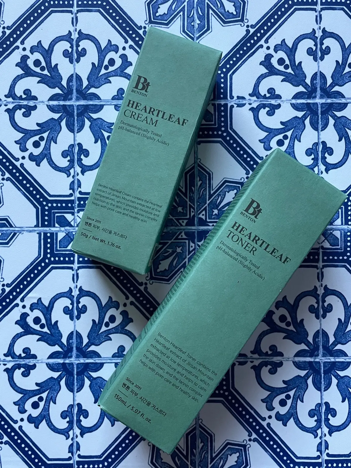 Thank you @bentoncosmetic once again for having me try out and review your latest Heartleaf line products! It’s been a great pleasure to get to try something new from the brand that I dearly love.   Heartleaf Toner: a very watery textured toner that provides the skin with an immediate soothing and calming effect. It’s formulated with Houttuynia Cordata extract, Sodium Hyaluronate, Ceramides, Tannin Complex, Coffee Bean extract and Chestnut Shell extract to help lock in moisture and provide deep, long-lasting hydration for the skin. It’s a low pH level toner and therefore is suitable for all skin types. Although the toner is thin and watery, it absorbs well and leaves skin feeling soothed, well hydrated, and very soft with a smooth skin complexion. My skin appears very healthy, balanced and refreshed.   Heartleaf Cream: a gentle, soothing and super lightweight cream that provides instant calming and soothing relief for the skin. Its creamy rich texture makes it so easy to smooth the cream evenly and cleanly on the skin. It absorbs well and doesn’t feel heavy or greasy at all. It’s enriched with Heartleaf extract, Centella Asiatica, camellia Sinensis Leaf extract, and 5 types of Ceramides to help soothe, hydrate and protect the skin from daily exposure from heat and external stressors. It’s slightly acidic (pH 5-6.5) yet very gentle and ideal for the most sensitive skin types. I feel the cream works well for my combination to oily skin type. My skin looks nourished, well hydrated and less oily throughout the day. 🛒 @bentoncosmetic ***” No Music Right Reserved “*** #gifted #benton #bentoncosmetic #heartleaftoner #hearleafcream #sensitiveskin #acneproneskin #toner #cream #moisturizer 