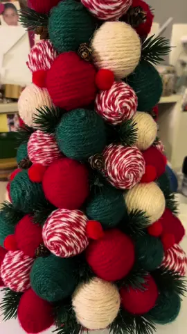 Fiquei igual ao Gepeto depois q fez o Pinóquio😄 Amei essa árvore de bolas! Que ela leve muita paz e união para a família q a adquiriu.  #natal #christmas #arvoredenatal #paravoce #fypシ゚viral #fypシ #foryourpage #foru #foryoupage #foryou #fyp #decoration #decor #ideas #DIY #craft 