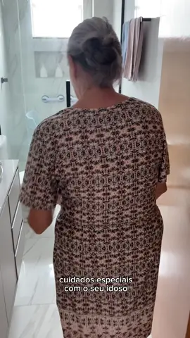 Com o passar do tempo, tarefas simples se tornam verdadeiros desafios para eles, por isso a importância de identificar espaços que podem ser adaptados trazendo qualidade de vida. Sem tirar a autonomia, é claro!  Um dia eles foram o nosso apoio e merecem todo cuidado e amor ❤️ #envelhecercomsaude #idososnotiktok #grisinotiktok 