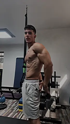 Treba li vam jelkica za novu #fyp #gym #foryou #back 