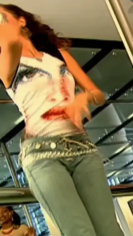 مشكلني حبك ياروح الروح مشكلني واتعبني قلبك مع الحسَّـاد اتعبنـي ياما نصحتك وقلتـلك كانك اتحبـني ابعد عن الشر ياعمري وغنـي لـٌه #مشكلني_حبك #راشد_الماجد 