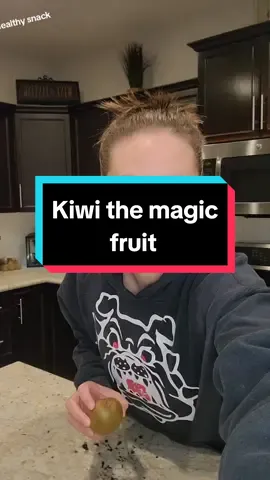 A healthy snack! KIWI! #healthysnack #kiwi #pregnant #guthealth #hearthealth #tiktokwellness #healthyliving #fruit 