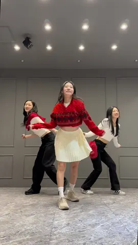 이번 겨울 챌린지는 이거닷 🎄  @kellyclarkson  #underneaththetree #challenge #triplet #dance #dancechallenge #underneaththetreedance #underneaththetreekellyclarkson #댄스 #댄스챌린지 #트리플랫 #캐롤챌린지 #캐롤댄스 