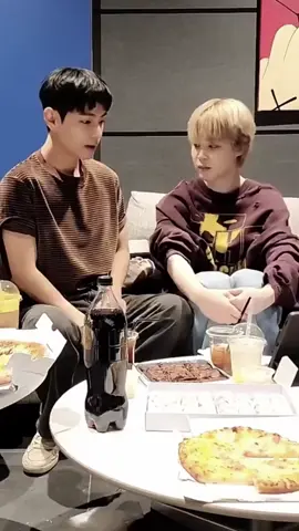 tangannya ayang nakal nih😆😂 ay tukeran posisi yuk bentar biar aku bisa ngerasain gimana pegang badanya ayang taehyung😍😊💜 #parkjiminbts #btsjiminchimchim #jiminie🐣 #jiminlachimolala #kimtaehyung김태형 #taehyung_v #taehyungie🐯 #thv #vminsoulmates #btsliveweverse #bts_official_bighit #btsarmyforever💜 #foryourpage #fypppp #fypシ 