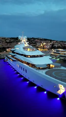 $250 million dollar super yacht 💵 For yacht enquiries 👉 @luxuryboatcharters 🎥: DM for credit #boat #yacht #luxury #luxuryyacht #luxurylife #boatcharters #viral #aesthetic #travel #yachtlife #successdriven 