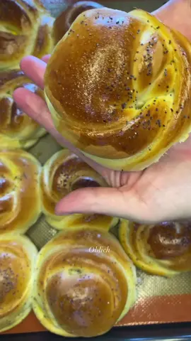 Очень простой рецепт ❤️Формовка красивых булочек🥯 @oblich26  Получаются мягкие и воздушные😋👌🏻 Попробуйте приготовить вам понравятся 😍 Вот рецепт ⬇️ на 16 булочек: 1 стакан теплого молока 1 стакан теплой воды 2 столовые ложки сахара (по желанию можно добавить больше) 1 чайная ложка соли 10 gr сухих дрожжей 1 яичный белок (желток оставьте для смазывания булочек) 5,5 стаканов муки 50 gr мягкого сливочного масла Выпекать при 180С° 20-25 минут Всем приятного аппетита!! #рецепт  #булочки  #тесто  #выпечка  #домашняявыпечка  #жизньvтурции 