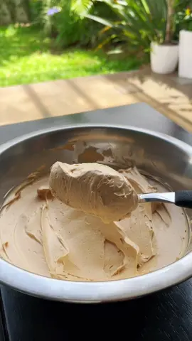 E esse recheio, que leva apenas 2 ingredientes e não precisa ir ao fogo? #bolosrecheados #sobremesadenatal #pave #tortas #natal #receitasnatalinas 