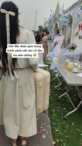 Phải nhẩm 7749 lần không được quay đầu luôn á 🥹 Nghe nói cần giữ bằng 2 tay, không để xuống đất, không trao tay cho người khác nữa nè 🫶 #viral #wedding #damcuoi #xachvali #codau 