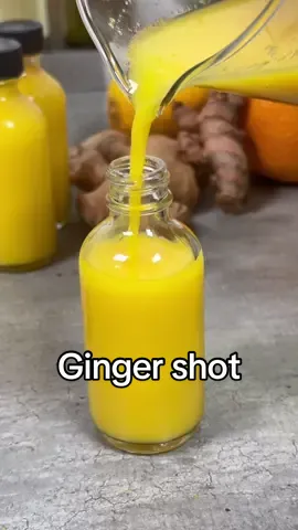 La recette du ginger shot 🫚  Ingrédients 👨🏻‍🍳: - 1 grosse tête gingembre (bio de préférence) - 1 tête de curcuma (bio de préférence),  ou 1 C.à.C de curcuma, mais dans ce cas, ajouter 1 pincée de poivre noir pour activer les vertus du curcuma en poudre (pas nécessaires pour le curcuma frais) - 3 citrons (bio de préférence) - 1  orange (idéalement bio mais pas nécessaire) - 1 C.à.S de miel - 450 mL d’eau de coco (ou d’eau) - Des fioles en verre (ici elles font 60 ml) à mettre au frais #Recipe #ginger #gingershot #drink #boissonmaison #lemon #citron #gingembre #curcuma #recette #recetterapide #recettemaison#CapCut 