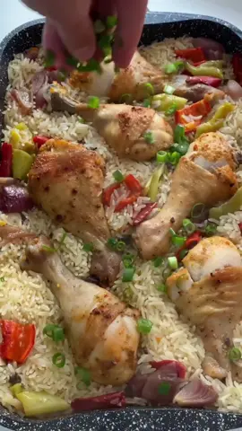 Идея для идеального ужина! . Ингредиенты: * голень 1 кг * паприка, сухой чеснок 1 ч.л * соль, перец по вкусу * болгарский перец 150 гр * красный лук 70 гр * чеснок 3 зуб * Рис длиннозерный 300 гр * кипяток 600 мл * раст.масло. . Сочное ПИДЕ . ИНГРЕДИЕНТЫ: * Мука 400 * Дрожи 1 ч.л * Соль 1 ч.л * Сахар 1 ч.л * Масло растительное - 2 ст.л * Вода 200 мл * Фарш 300 гр * Лук красный 100 гр * Болгарский перец 100 гр * Помидоры 100 гр * Соль, перец, специи по 1 ч.л  200 градусов, 30 мин @pardaev__ . . . . . . . #куриныеножки #курицавдуховке #ужинрецепт #едарецепт 