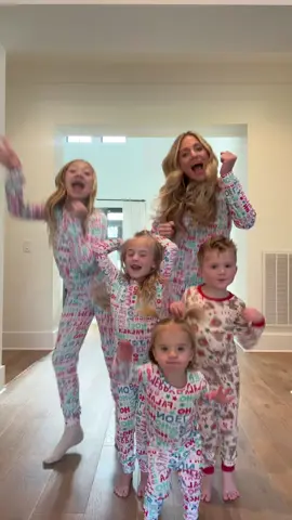 Who’s ready for Christmas?!🙋‍♀️🎄❤️ We love our matching @thechildrensplace. pjs!! 