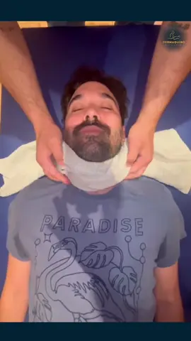 Não existe uma prática padrão de usar toalhas na quiropraxia convencional. Quiropraxistas normalmente utilizam técnicas manuais para ajustar a coluna vertebral e aliviar a dor. Se alguém mencionou o uso de toalhas, pode ser uma abordagem específica de um profissional ou técnica alternativa. #quiropraxia #chiropractic #cracks #neckcrack #scoliosis 