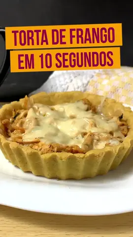 TORTA DE FRANGO SAUDÁVEL E FÁCIL! 
 Siga @fastandfitbrasil para não perder nenhuma receita! 
 Ingredientes:
 1 xícara de farinha de grão de bico
 1/4 xícara de azeite de oliva
 1/4 xícara de água gelada
 1 pitada de sal
 100g de frango desfiado
 Queijo Light 
 Modo de Preparo:
 Em uma tigela, coloca a farinha, o azeite, a água, o sal e mistura até ficar uma massa homogênea. 
 Abre a massa em uma forma de fundo removível, faz os furinhos e leva pro forno pré-aquecido a 180 graus por 10 minutos. Retira do forno, coloca o recheio e volta para o forno somente o tempo 
 necessário para o queijo derreter. Compre suplementos com desconto @fastfitshop cupom: FFB 
 #receitas #receitafitfacil #receitasfit #receitafit#receitafitness #receitasfaceis #receitassaudaveis #receitasaudavel
 #receitasaudavel #dieta  #dietasaudavel #dietasaudável