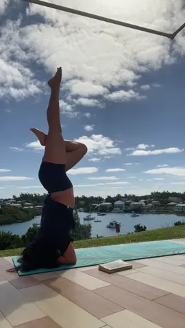 Playing around #rnbyoga #bermuda #veryrareyoga #bermudayoga #thingstodoinbermuda #yogabermuda #yogainbermuda #vry #yogi #yogainspo #seasideyoga #yoga 