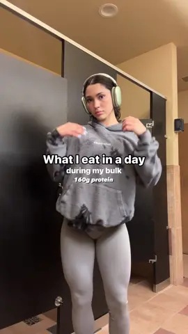 What i eat in a day high protein for my bulk!! 1:1 online coaching on my page 🌸🫶🏼 #meals #meal #food #protein #healthy #eat #bulk #mealprep #mealideas #whatieatinaday #glutes #growth #gym #fit #Fitness 