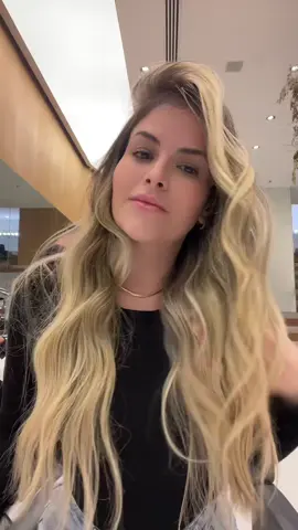 Vem passar um dia no salão comigo voltando a ser loira 💁🏼‍♀️ #fy #ckamura #salaodebeleza #mechas #transformacao #ConSantanderConecto 