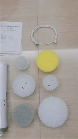 Never thought cleaning glass would be so easy#cleaning #glasscleaning 