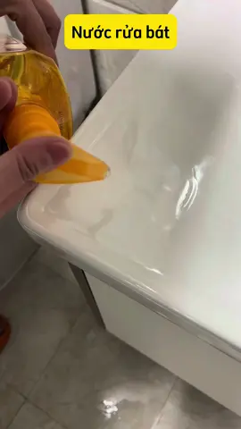 Sự kết hợp giữa nước rửa bát và kem đánh răng. Nó không chỉ làm sạch đồ sứ, thiết bị trong phòng tắm mà còn cả vòi nước bằng thép không gỉ, khiến chúng sáng bóng và trắng như mới. #meovat #meohay #meovatcuocsong #pytago 