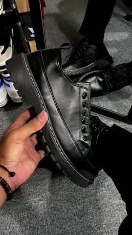 Docmart kece😝 Sepatunya ada di link bio No.31 langsung chekout bre☝️ #sepatudocmart #outfitinspo #menfootgear 