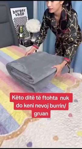 Batanije elektrike me pult per ngrohje | Electric Blanket Do t’iu ofroje ndjesine e relaksit fale nxehtesise qe ofron ne cdo moment qe ju do te deshironi ta perdorni. Nxehtesi e vazhdueshme e cila pershtatet sipas nevojave tuaja. Masa S:   1.5 x 70m Masa M:  1.5 x 120 m  Masa L:   1.5x 180 m  Masa XL: 1.8 x 2 m BATANIJE | ELECTRIC BLANKET Batanije elektrike me Pult per ngrohje | Electric Blanket Batanija elektrike e butë dhe e ngrohtë per ditet e acarta te dimrit. Me fikje automatike, dhe me mbrojte nga mbinxehja. Batanija eshte shume e bute dhe e lehte, njekohsisht do t’iu ofroje rehati dhe ngrohtësi maksimale. Te dhuron ndjesine sikur nuk je mbuluar me asgje dhe mund te levizesh lirshem. Personat me lekure te ndjeshme tani do te jene plotesisht te sigurte pasi kjo batanije eshte e kendshme per lekuren. Eshte projektuar ne menyre te tille qe materiali i saj te shperndaje nxehtesine ne te gjithe siperfaqen nga koka te kembet. Kjo batanije ka dhe mbrojtje nga temperaturat e larta per sigurine tuaj. Batanije elektrike me Pult per ngrohje | Electric Blanket Do t’iu ofroje ndjesine e relaksit fale nxehtesise qe ofron ne cdo moment qe ju do te deshironi ta perdorni. Nxehtesi e vazhdueshme e cila pershtatet sipas nevojave tuaja. Eshte mjaft praktike dhe ju mund ta perdorni kur shtriheni ne krevat, kur jeni duke pare televizor ne kuzhine, apo kur jeni duke lexuar librin tuaj te preferuar ne nje kolltuk.
