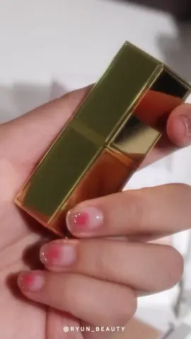 💄 𝐒𝐨𝐧 𝐃𝐮̛𝐨̛̃𝐧𝐠 𝐓𝐨𝐦 𝐅𝐨𝐫𝐝 𝟐𝟒𝐊 𝐆𝐨𝐥𝐝 𝐙𝟎𝟗 𝐒𝐨𝐥𝐞𝐢𝐥 𝐋𝐢𝐩 𝐁𝐥𝐮𝐬𝐡  - Son dưỡng dạng thạch trong suốt như pha lê có màu được điểm xuyến vàng 24K bên trong 🌸  💋Son có thành phần dưỡng tuyệt vời giữ cho môi luôn mềm mịn, căng mọng và hạn chế các nếp nhăn trên môi. Không chỉ là dưỡng, mà còn là phục hồi và tái tạo 💋Sắc son dưỡng thạch Tom Ford 24K trên môi sẽ có màu hồng phớt rất xinh xắn tùy vào độ PH môi của mỗi người sẽ lên màu đậm hay nhạt hơn nhé. 💋Các miếng vàng 24K khi hòa quyện cùng lớp son sẽ tạo nên hiệu ứng căng bóng, rạng rỡ vô cùng cuốn hút. 🏷️  #tomfordlipstick #tomfordbeauty #tomford24kgold #tomfordsoleil #tomfordsoleillipblush #tomford24klipblush #tomfordmattelipstick 