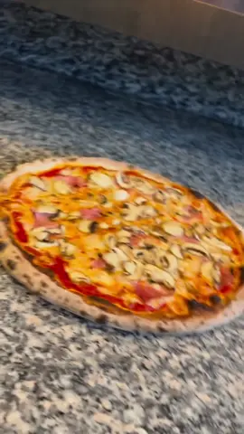 It’s Pizz o'clock ⏰🍕 #pizza #clock #pizzafunghi #dailypizza #food #transition #prosciutto 