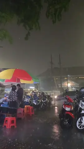 malam ini Surabaya hujan deres sekitarnya #surabaya #fyp 