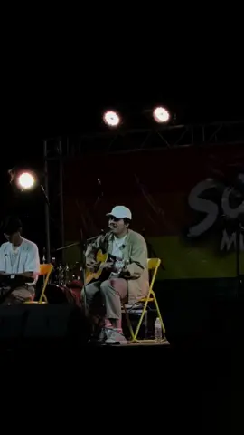 ท่อน “ อย่างดอกไม้ข้างๆถนน หากมองจากคนที่ชอบก็ว่าสวย ชีวิตของคุณก็ด้วย ” ฟังแล้วเหมือนถูกฮีล ขอบคุณเพลงดีๆจากคุณภูมิมินท์ 🤍 #ใครงามเลิศในปฐพี #phumin #ภูมิมินท์ 