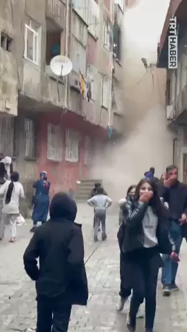 Diyarbakır'ın merkez Sur ilçesinde 5 katlı binanın çökme anı kameraya yansıdı.