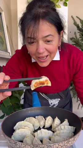 Domowe pierożki gyoza. Składniki: ciasto 400 g mąki pszennej, ok 200 ml gorącej wody, szczypta soli. Farsz: cebula, marchewka, kawałek kapusty, szczypiorek, 400 g mięsa mielone wieprzowe, 2 łyżki sosu sojowego, sól, olej. #jiaozi #gyoza #sossłodkokwasny #pierogi #obiad #obiadydomowe #kuchniachińska #chińskiejedzenie #przepis #przepisy 