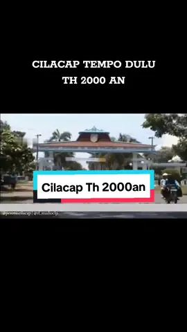 Mari kita bernostalgia lurr mengingat waktu kecil bersama orang tua dan kakek nenek, keluarga, moment yang gak akan terulang kembali Jamane urung mikir mbayar PDAM karo listrik dewek. Apa2 esih nyadong karo wongtua. Minggu isuk sing ditunggu mung doraemon P-man dll. Coba sebutin yang di video ini dimana aja lokasinya lurrr  🎥 cr/ig @rf_studioclp #cilacap #pesonacilacap #pesonacilacapofficial #cilacapbercahaya #cilacapngapak #jamandulu #cilacapkota #nostalgia #nostalgia2000an #infocilacapofficial #sidarejakeren #fyp #fypシ 