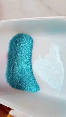 Nesse vídeo simples e rápido, te ensino a deixar o brigadeiro com essa finalização brilhosa, fina e sofisticada! Obs: no vídeo utilizo pó azul, mas você pode usar qualquer outro pó cintilante. E não se esqueça do álcool de cereais! Ele vai ajudar a fixar o pó no açúcar. Se esse vídeo te ajudou, já salva e compartilha com as amigas que precisam aprender essa técnica incrível #açucar #colorido #brigadeiro #enfeite #brigadeirogourmet #dicas 