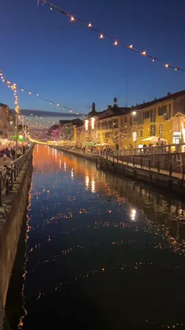 Il Naviglio Grande si illumina nel giorno di Sant’Ambrogio con le luci di Natale. #milano #milanoamore #christmas #natale2023 #italy #italia #navigli #naviglimilano #navigliogrande #lucidinatale #natale 