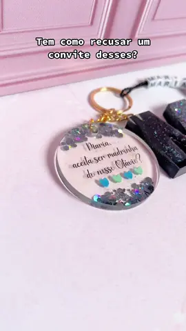 O melhor convite do mundo em forma de chaveiro 😍 #dinda #madrina #convitespersonalizados #convitepadrinhos #convitebatizado #chaveiropersonalizado #resinaepoxi #artesanato #coisaderesina 