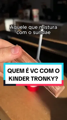 Quando o assunto é Kinder Tronky, todo jeito é o jeito certo de comer! 😋🥵   Se liga: na compra de um Sundae do BK (chocolate, morango ou doce de leite), você leva um Kinder Tronky na faixa pra comer quando quiser. Com esse calor, se eu fosse você, não deixaria de aproveitar.